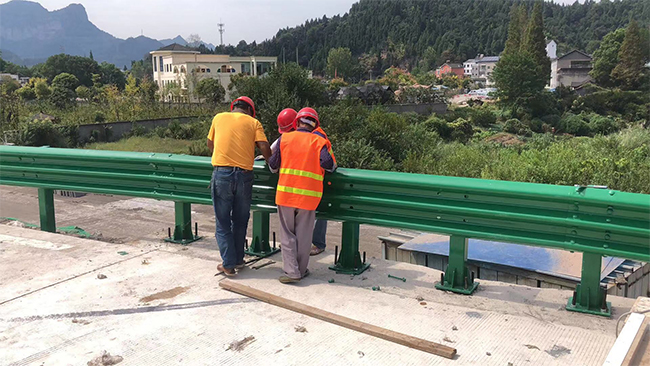 荆州高速公路护栏板的维护确保道路安全的关键环节